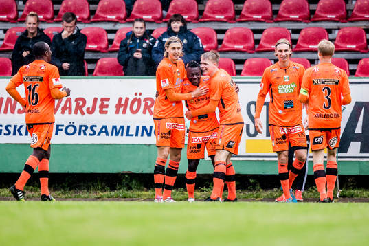 Varbergs Thomas Boakye har gjort 0-1 och jublar med lagkamraterna
