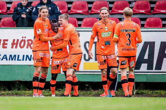 Varbergs Thomas Boakye har gjort 0-1 och jublar med lagkamraterna