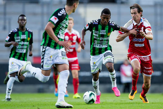 GAIS Luther Singh i kamp med Degerfors Sebastian Ohlsson