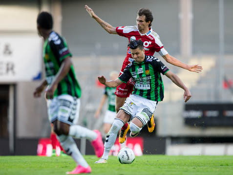 GAIS Luka Mijaljevic i kamp med Degerfors Sebastian Ohlsson