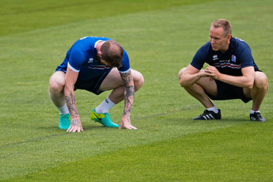 Aron Gunnarsson tränar på egen hand med lindat högerben  på Islands fotbollslandslags träning