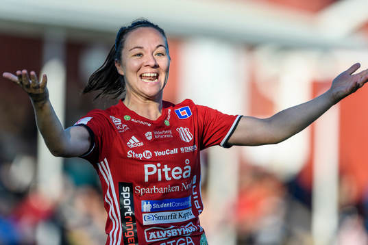 Piteås June Pedersen jublar efter sitt 1-0 mål