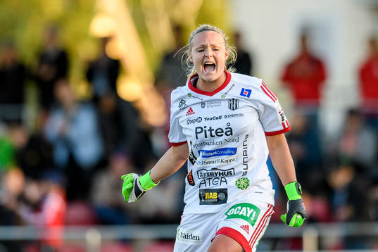 Piteås målvakt Hilda Carlén jublar efter slutsignalen