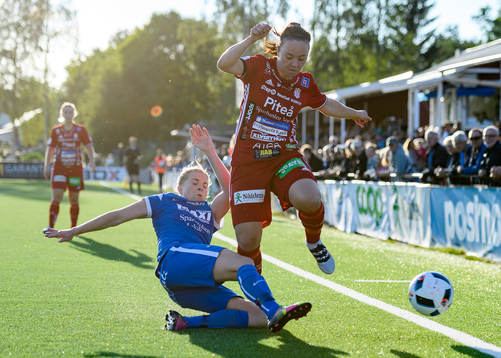 s Annica Svensson tacklar Piteås June Pedersen