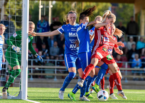 Piteås Emelie Lövgren får en målchans