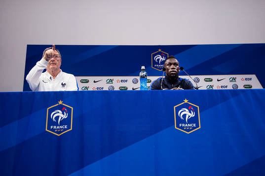 Bacary Sagna på Frankrikes fotbollslandslags presskonferens