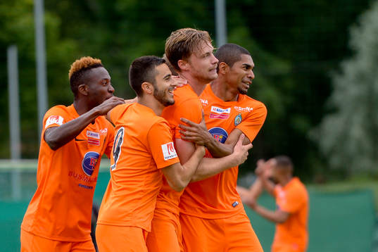 Athletics Daniel Jarl jublar med lagkamraterna efter 1-0