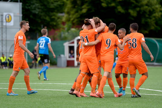 Athletics Daniel Jarl jublar med lagkamraterna efter 1-0