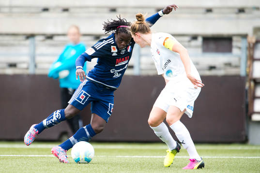 Kvarnsvedens Tabitha Chawinga  och Rosengårds Emma Berglund