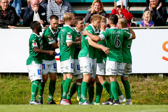 Ljungskiles Hannes Stiller jublar med lagkamraterna efter 1-0