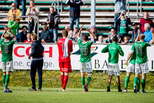 Ljungskiles spelare jublar med fansen