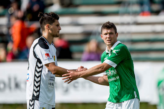 Ljungskiles Hannes Stiller tackar GAIS Luka Mijaljevic