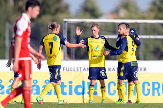 Ängelholms Sebastian Carlsén och Albin Nilsson jublar efter 2-1 av Oliver Stojanovic Fredin (ej i bild)