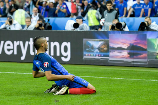 Frankrikes Dimitri Payet jublar efter 3-0