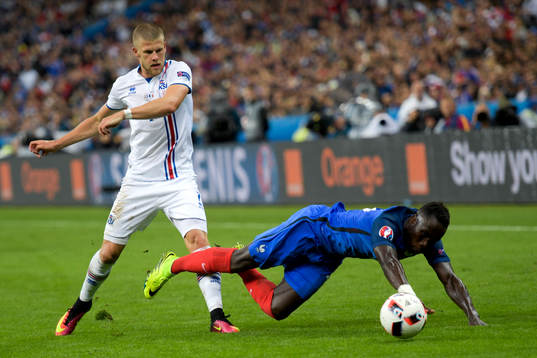 Islands Johann Gudmundsson och Frankrikes Bacary Sagna
