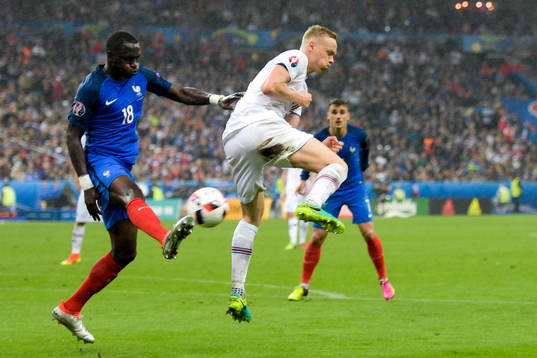 Islands Kolbeinn Sigthorsson och Frankrikes Moussa Sissoko