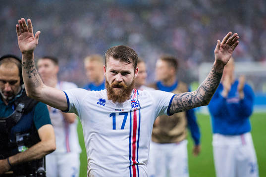 Islands Aron Gunnarsson tackar publiken