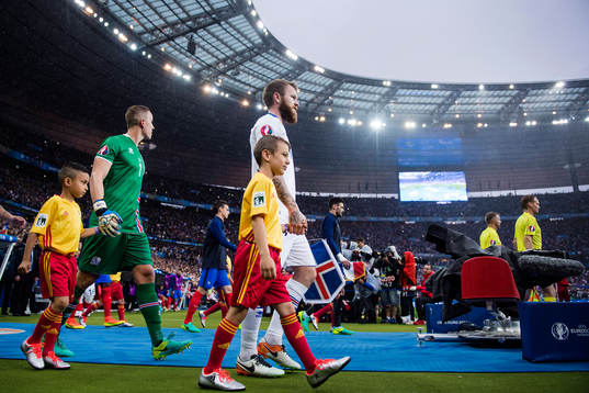 Islands målvakt Hannes Halldorsson och Ragnar Sigurdsson