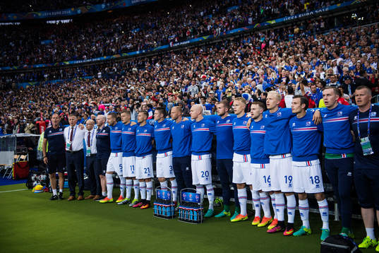 Islands Sverrir Ingason, Alfred Finnbogason, Arnor Ingvi Traustason, Haukur Heidar Hauksson, Eidur Gudjohnsen, Emil Hallfredsson, Rúnar Már Sigurjonsson, Hordur Magnusson, Elmar Bjarnason och målvakt Ögmundur Kristinsson vid nationalsången