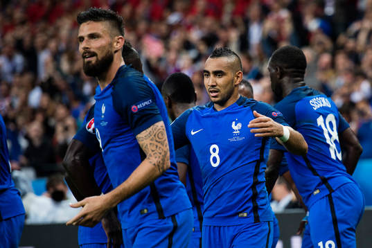 Frankrikes Dimitri Payet jublar med Olivier Giroud  och