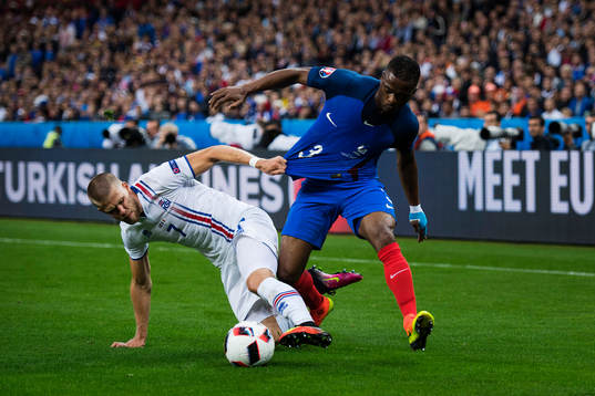 Islands Johann Gudmundsson och Frankrikes Patrice Evra