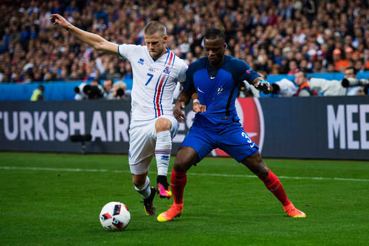 Islands Johann Gudmundsson och Frankrikes Patrice Evra