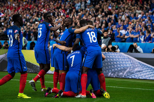 Frankrikes spelare jublar efter att Olivier Giroud har gjort 1-0