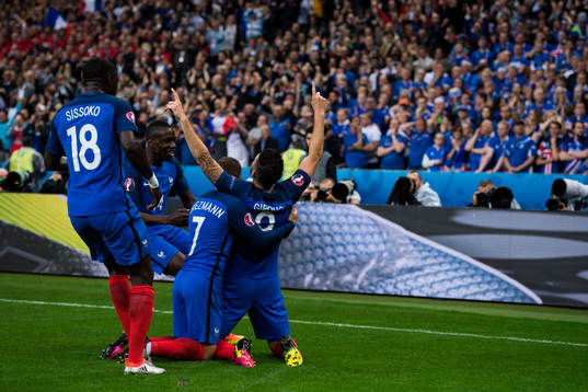 Frankrikes Olivier Giroud gör 1-0 och jublar med Moussa