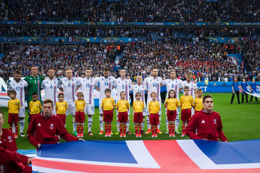 Islands Aron Gunnarsson, målvakt Hannes Halldorsson,