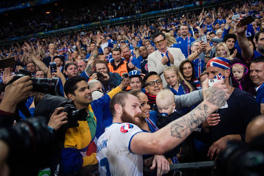 Islands Aron Gunnarsson med publiken
