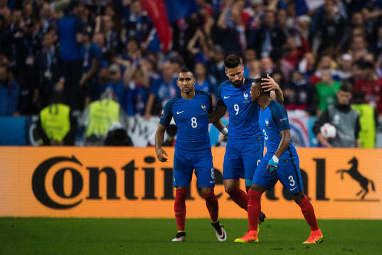 Frankrikes Olivier Giroud jublar med Dimitri Payet och Patrice Evra  efter att han har gjort 5-1