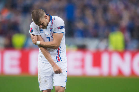 Islands Johann Gudmundsson får ont