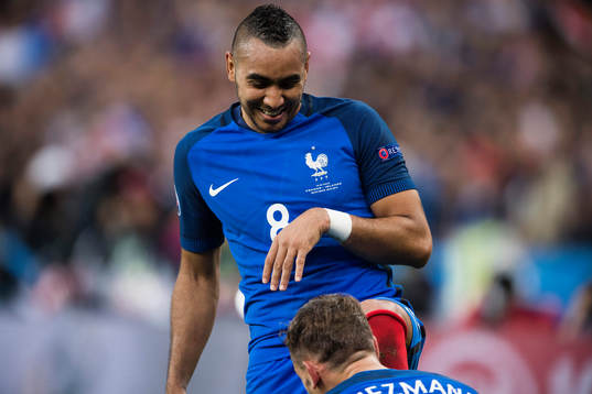 Frankrikes Dimitri Payet jublar efter att han har gjort 3-0