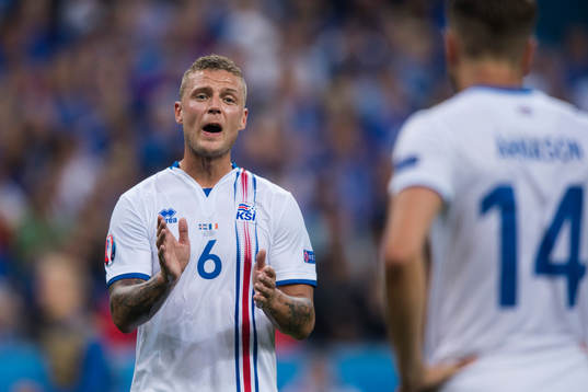 Islands Ragnar Sigurdsson ropar åt Kári Arnason