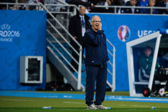 Islands förbundskapten Lars Lagerbäck är uppe och manar på sina spelare efter 1-0 