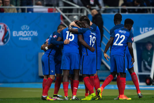 Frankrikes spelare jublar efter att Paul Pogba gjort 2-0