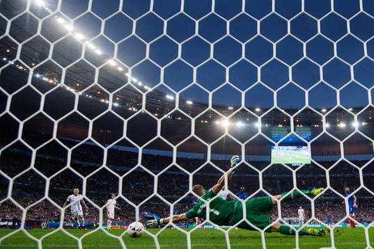 Islands målvakt Hannes Halldorsson släpper in 3-0 av Frankrikes Dimitri Payet (ej i bild)