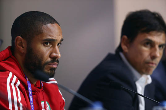 I denna handout-bild från UEFA ses Ashley Williams och förbundskapten Chris Coleman på Wales  fotbollslandslags presskonferens