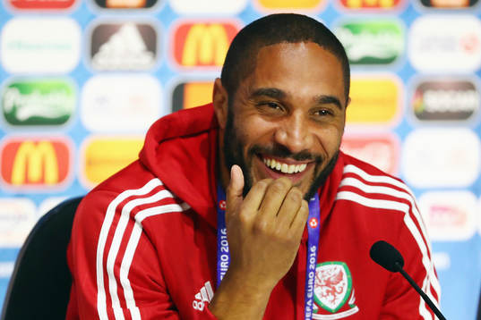 I denna handout-bild från UEFA ses Ashley Williams på Wales  fotbollslandslags presskonferens