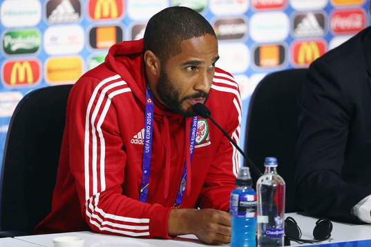 I denna handout-bild från UEFA ses Ashley Williams på Wales  fotbollslandslags presskonferens
