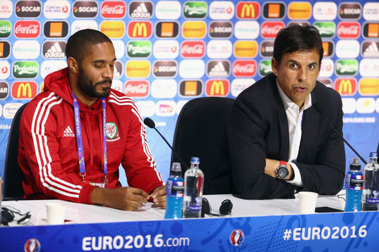 I denna handout-bild från UEFA ses Ashley Williams och förbundskapten Chris Coleman på Wales  fotbollslandslags presskonferens