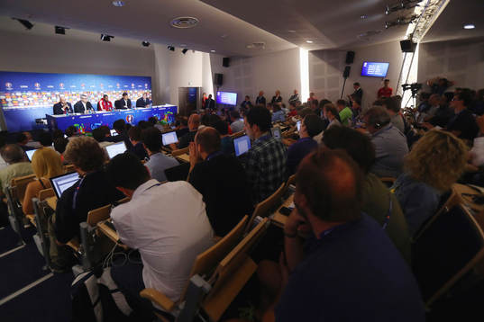 I denna handout-bild från UEFA ses Ashley Williams och förbundskapten Chris Coleman på Wales  fotbollslandslags presskonferens
