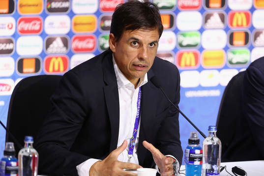 I denna handout-bild från UEFA ses förbundskapten Chris Coleman på Wales  fotbollslandslags presskonferens