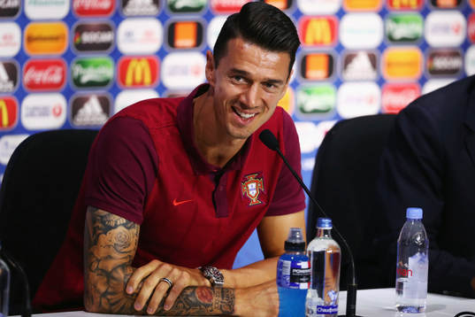 I denna handout-bild från UEFA ses Jose Fonte på Portugals fotbollslandslags presskonferens