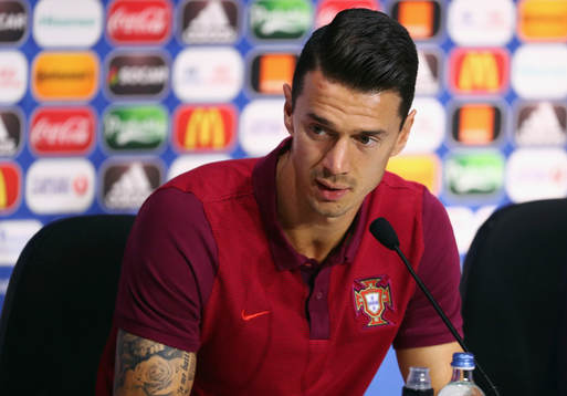 I denna handout-bild från UEFA ses Jose Fonte på Portugals fotbollslandslags presskonferens