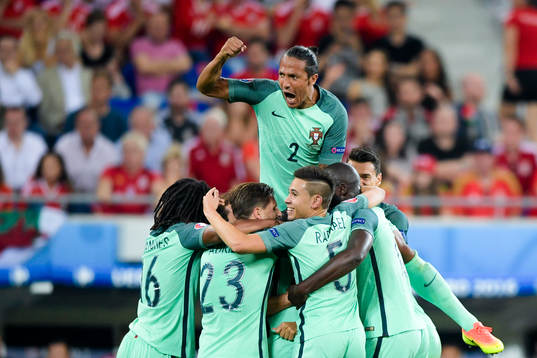 Portugals Bruno Alves  jublar med lagkamraterna efter 2-0  av Nani
