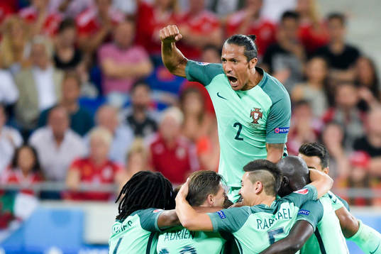 Portugals Bruno Alves  jublar med lagkamraterna efter 2-0  av Nani