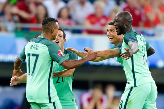 Portugals Cedric , Danilo och Cristiano Ronaldo jublar efter 2-0  av Nani