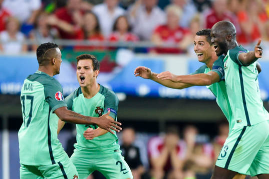 Portugals Cedric , Danilo och Cristiano Ronaldo jublar