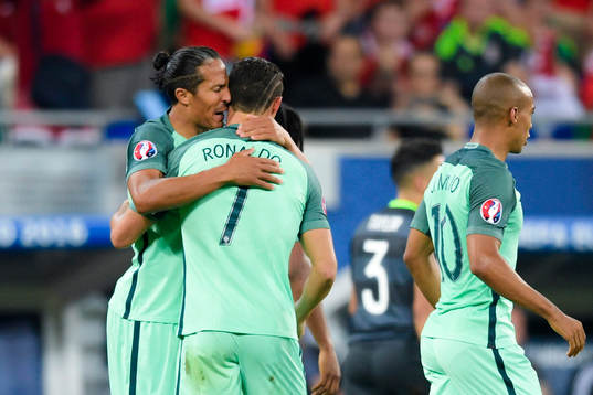 Portugals Bruno Alves och Cristiano Ronaldo jublar efter 2-0